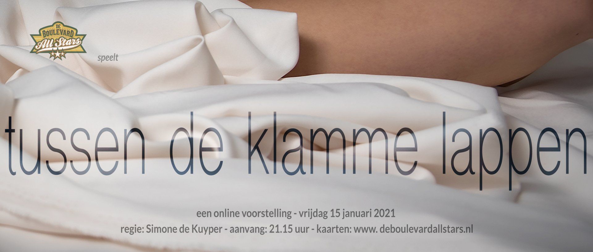 Woman lying on white bedding with Dutch text overlay reading “tussen de klamme lappen”