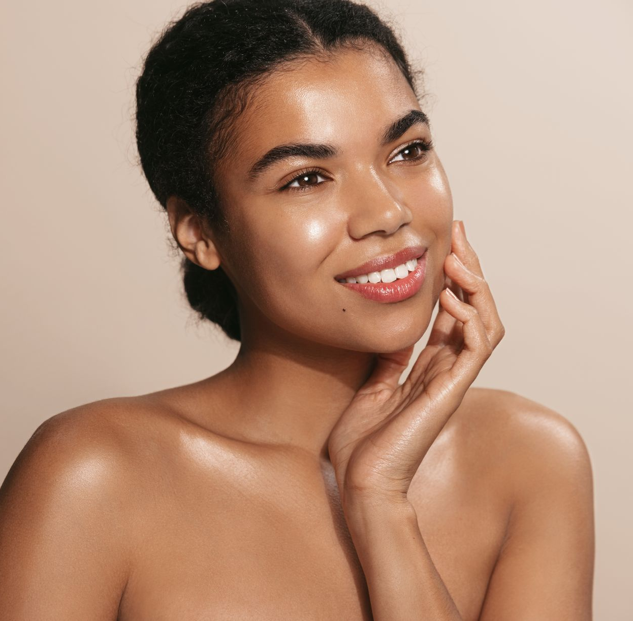 beautiful woman with glowing skin - sante wellness iv therapy glow and restore
