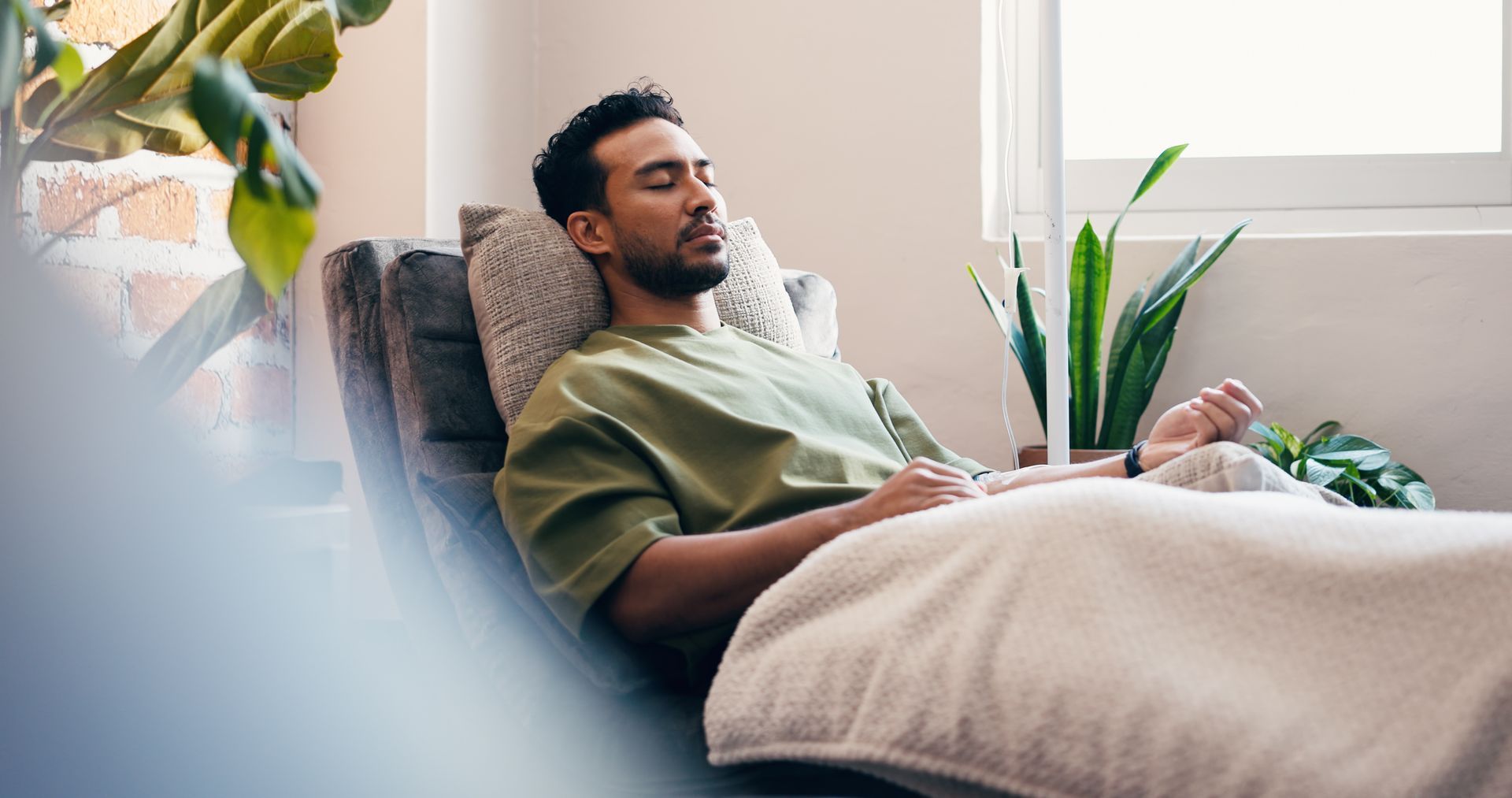 man getting IV therapy - sante wellness