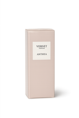 Scatola rettangolare beige con etichetta bianca su sfondo bianco uniforme.