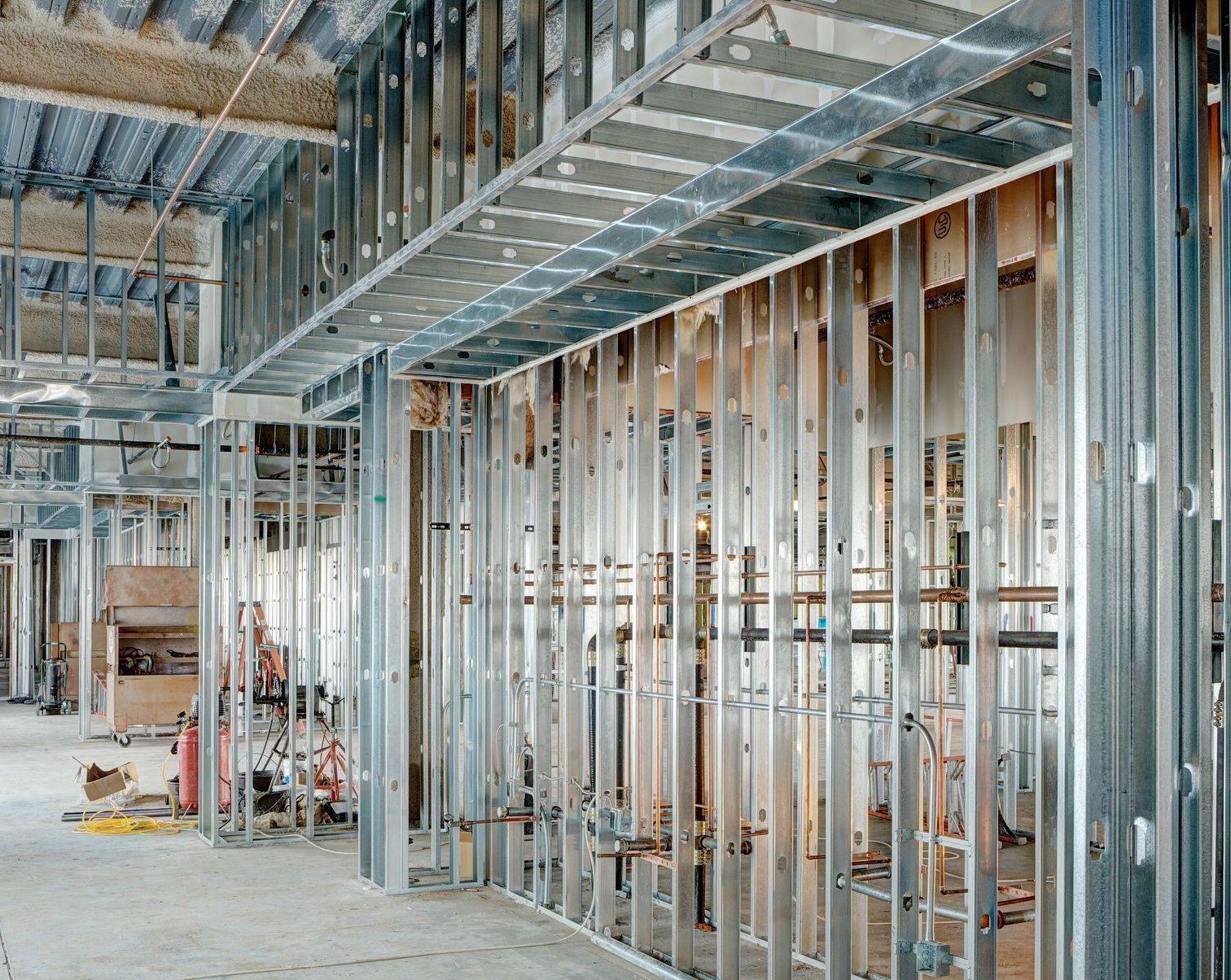 Un bâtiment en construction avec beaucoup de charpentes métalliques.
