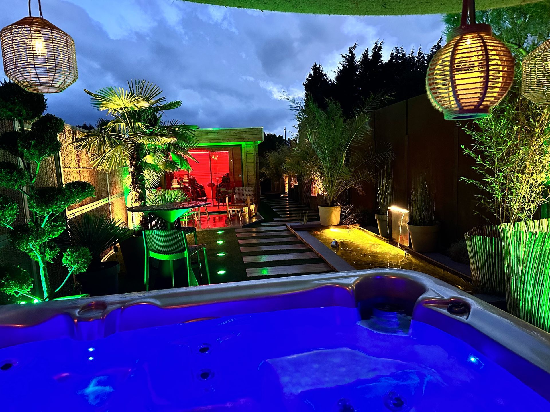 Jardin de W’O Private Spa à Waterloo de nuit