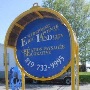 Une enseigne bleue et jaune pour entreprise pointe inc.