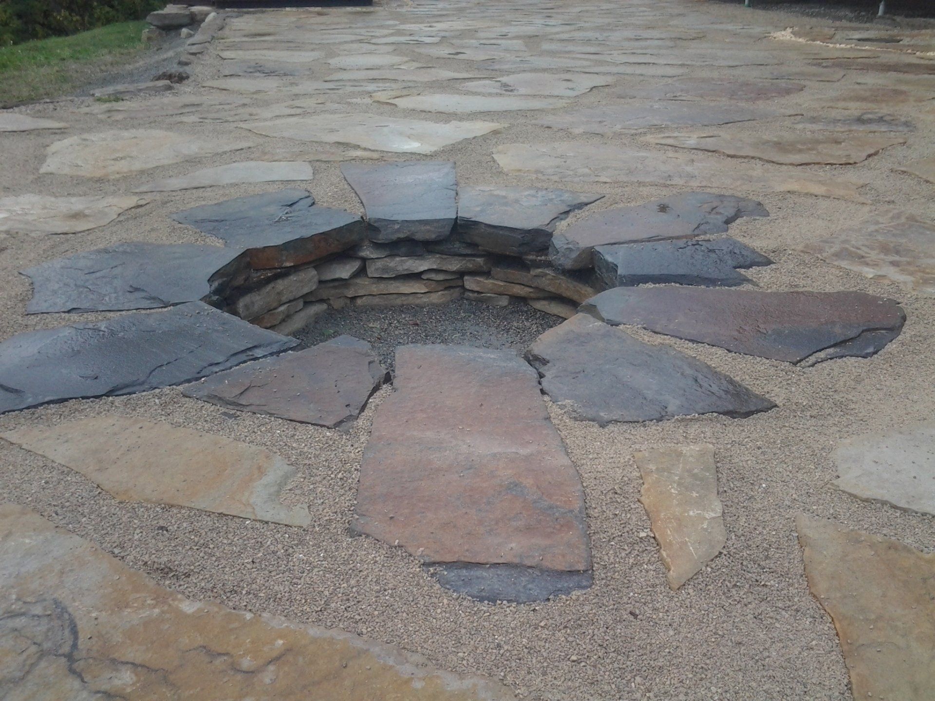 Un foyer entouré de rochers sur une terrasse