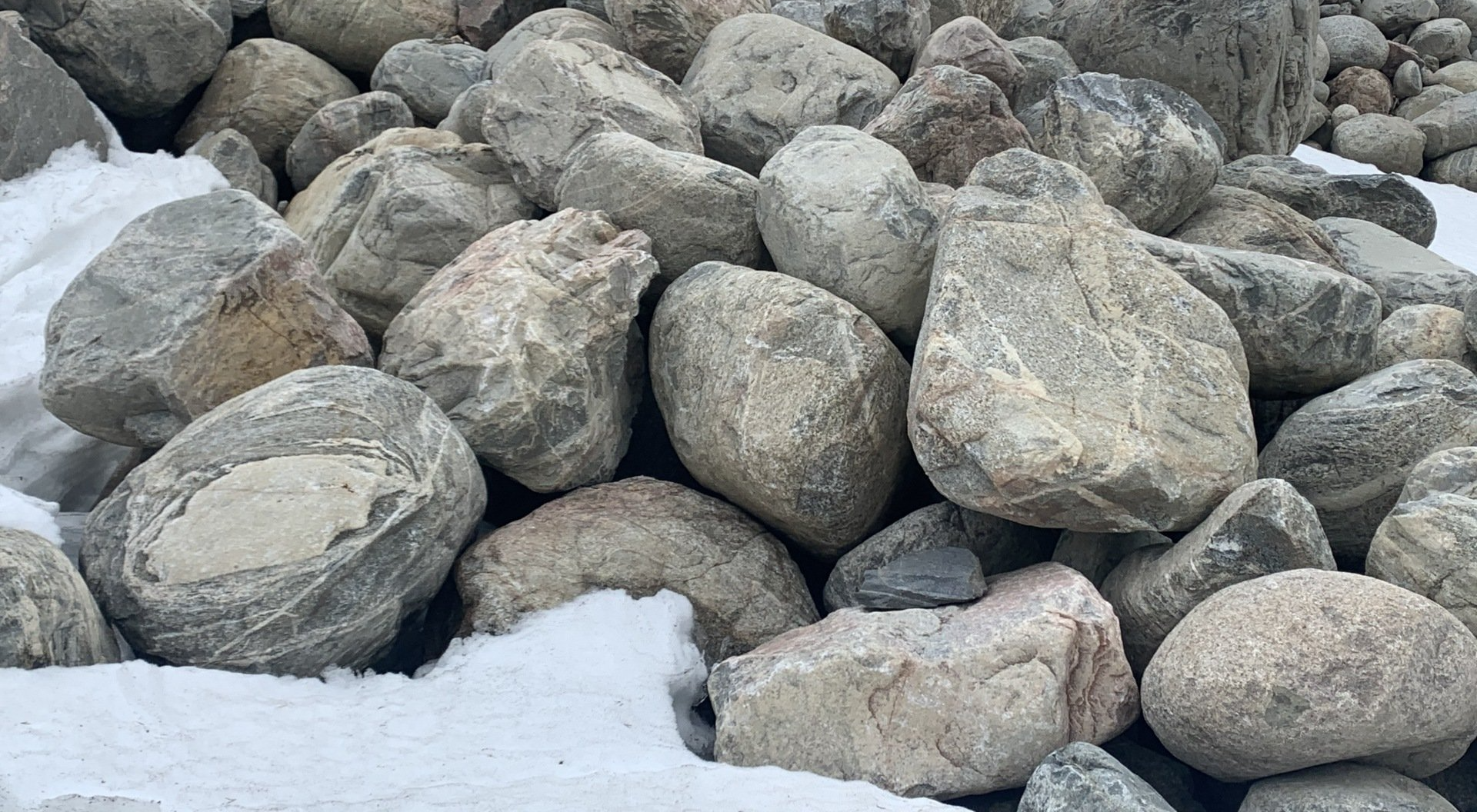 Un tas de rochers superposés dans la neige.