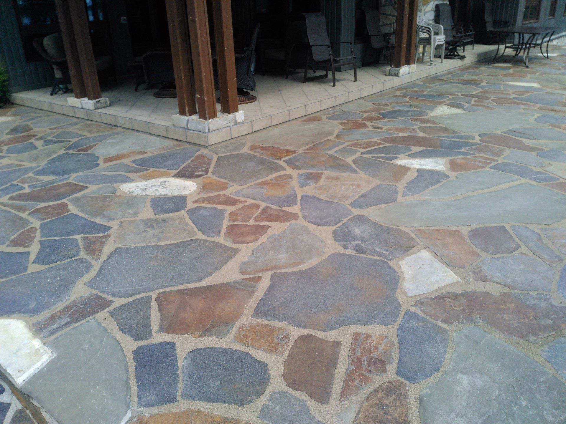 Une terrasse avec beaucoup de rochers dessus
