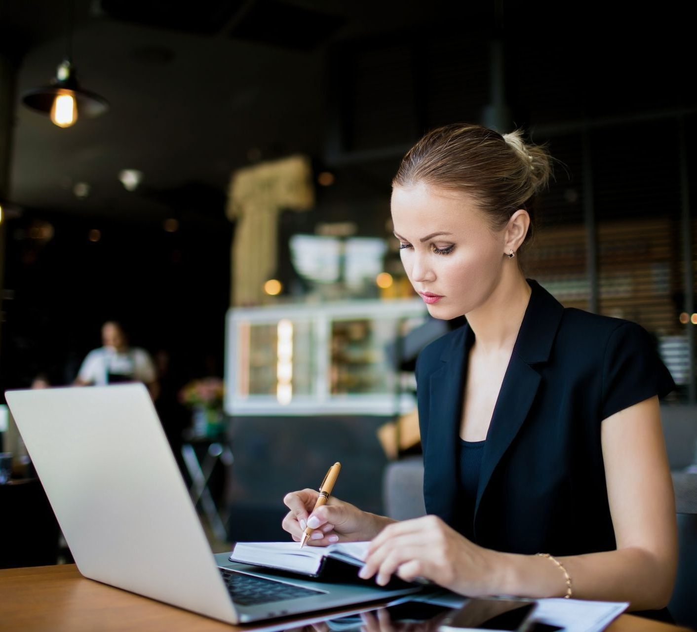 Femme avec iPad