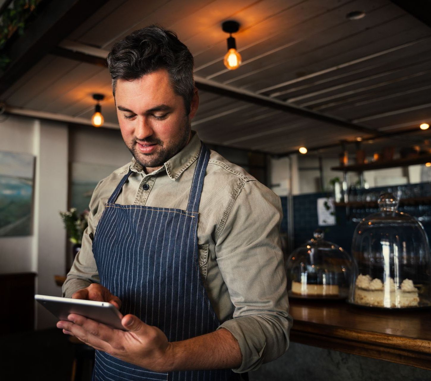 Homme avec ipad