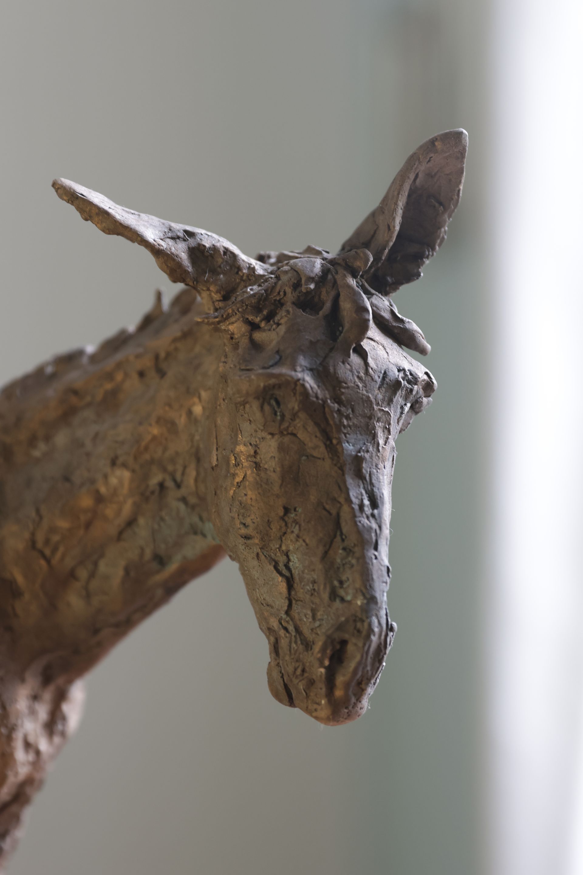 Een close-up van een beeld van een ezelskop op een tafel.