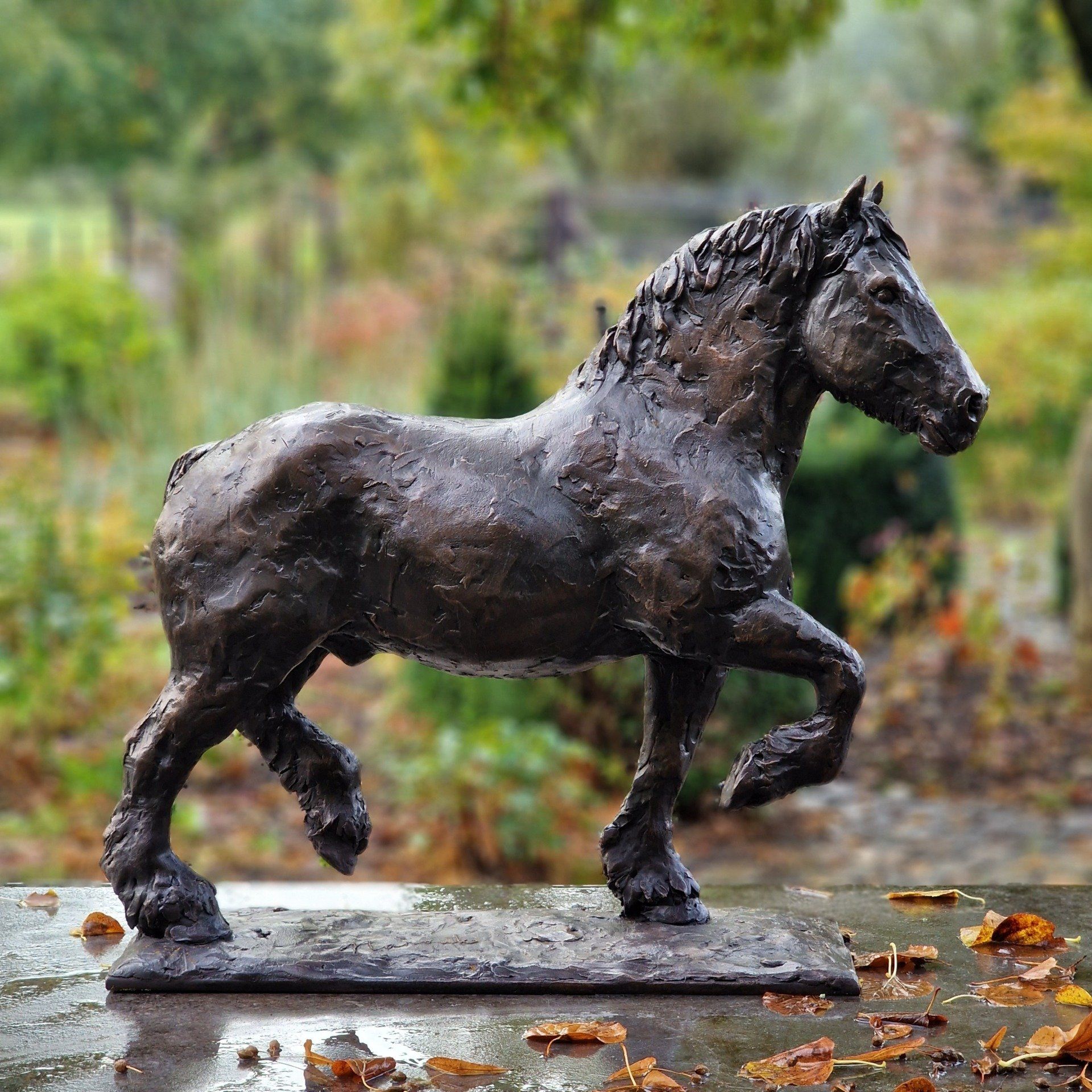 Een bronzen beeld van een paard dat op zijn achterpoten staat
