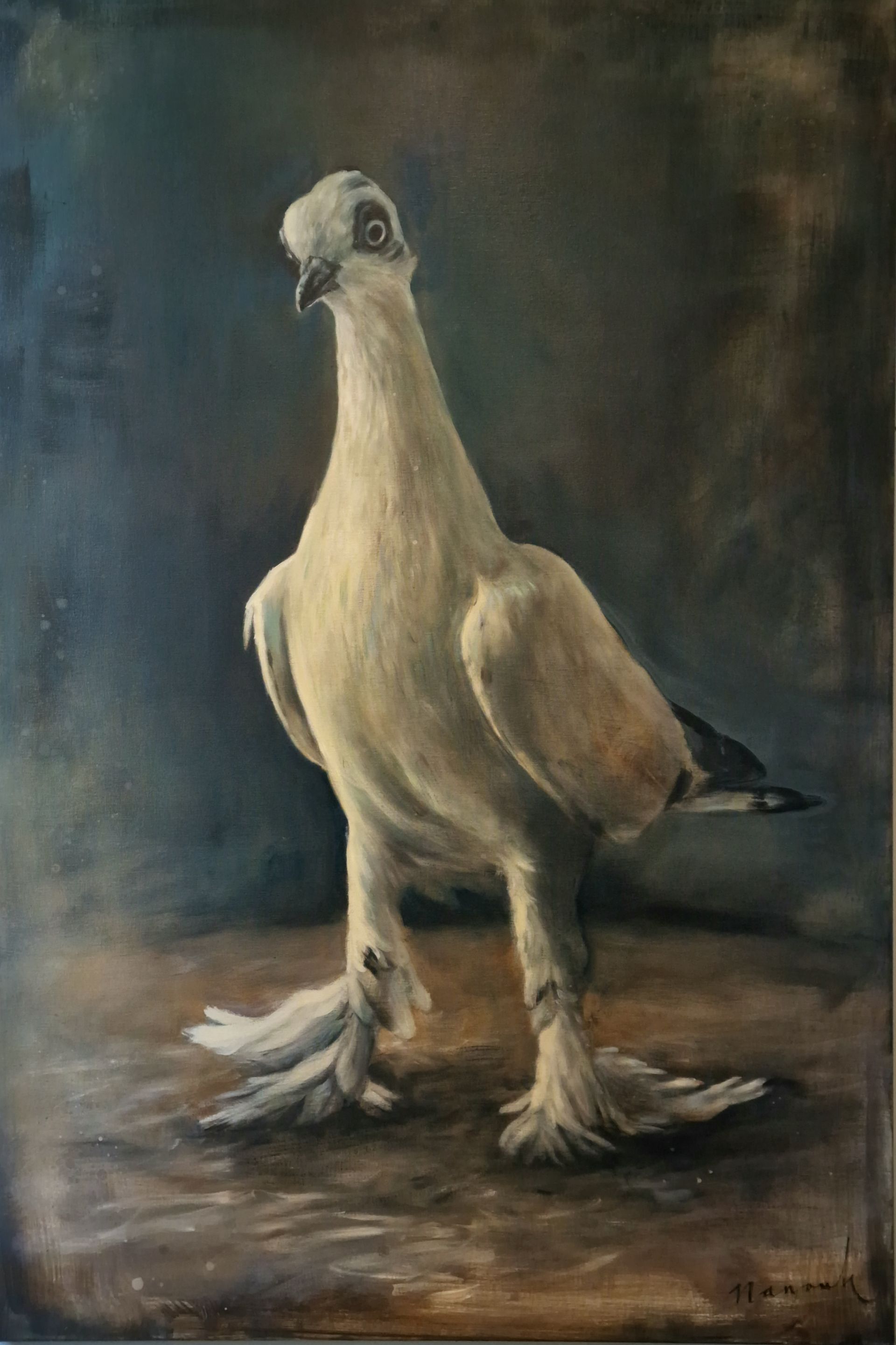 Een schilderij van een witte duif die op één poot op een tafel staat.