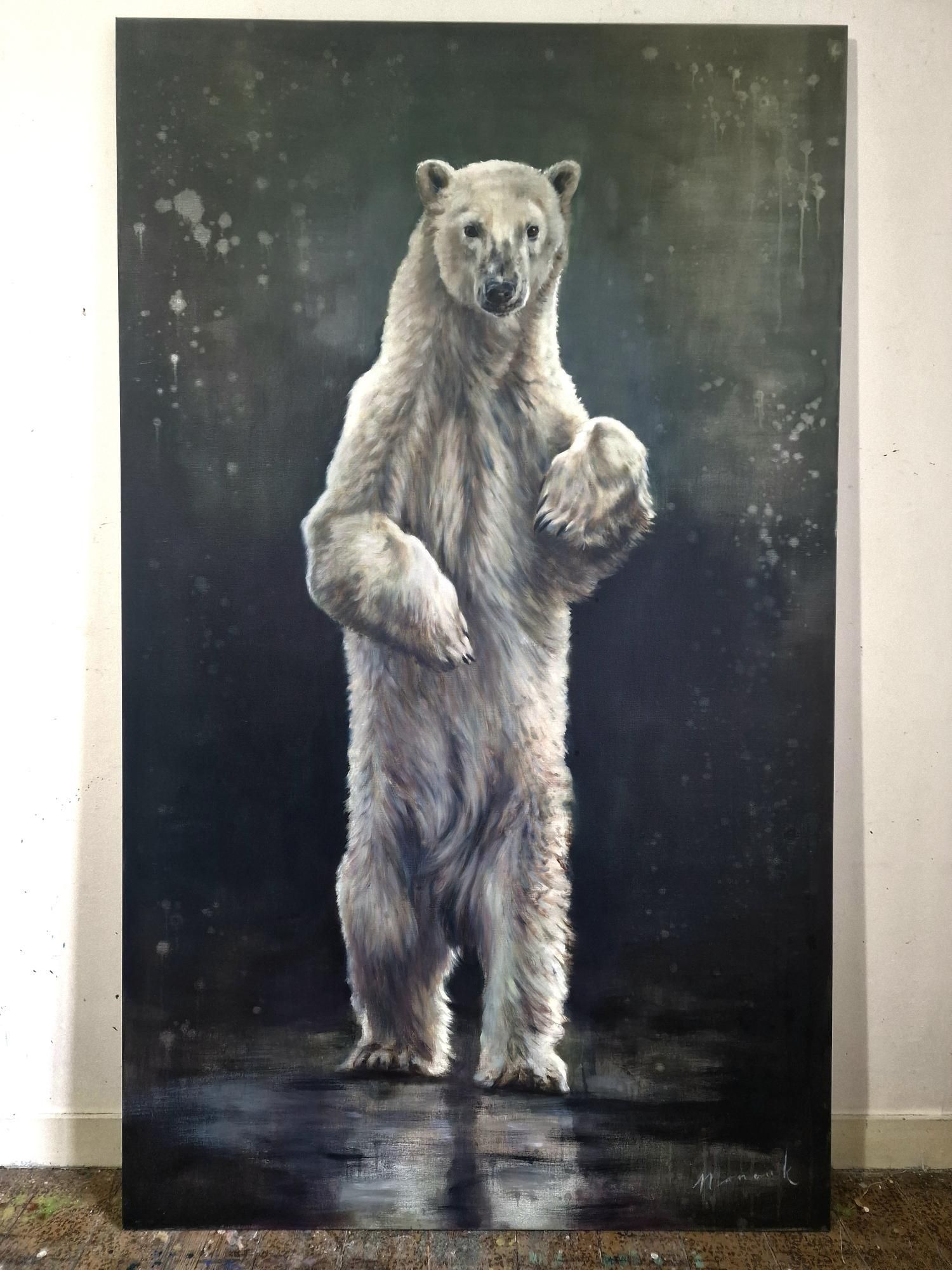Een schilderij van een ijsbeer die op zijn achterpoten staat