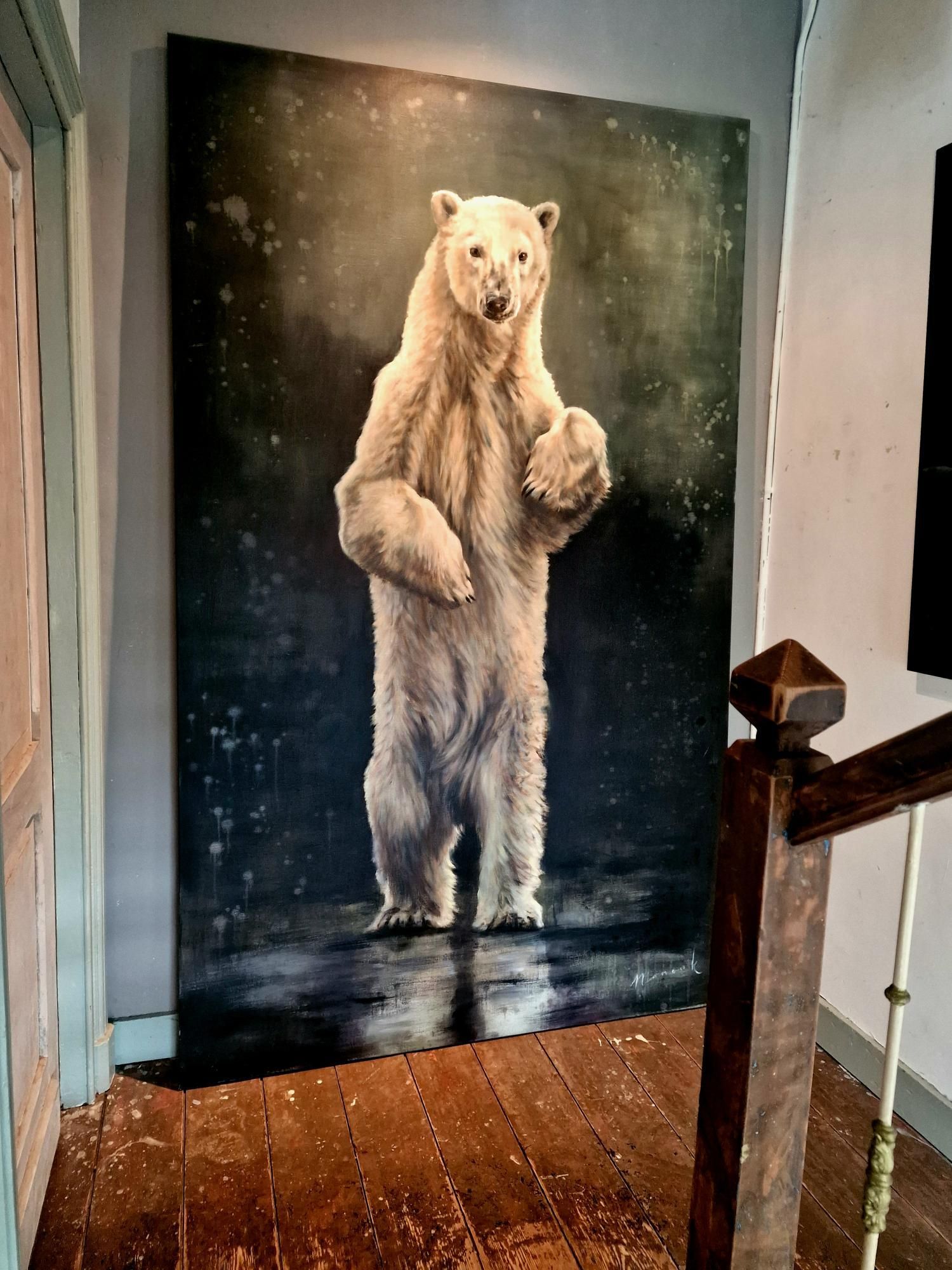 Een groot schilderij van een ijsbeer die op zijn achterpoten staat