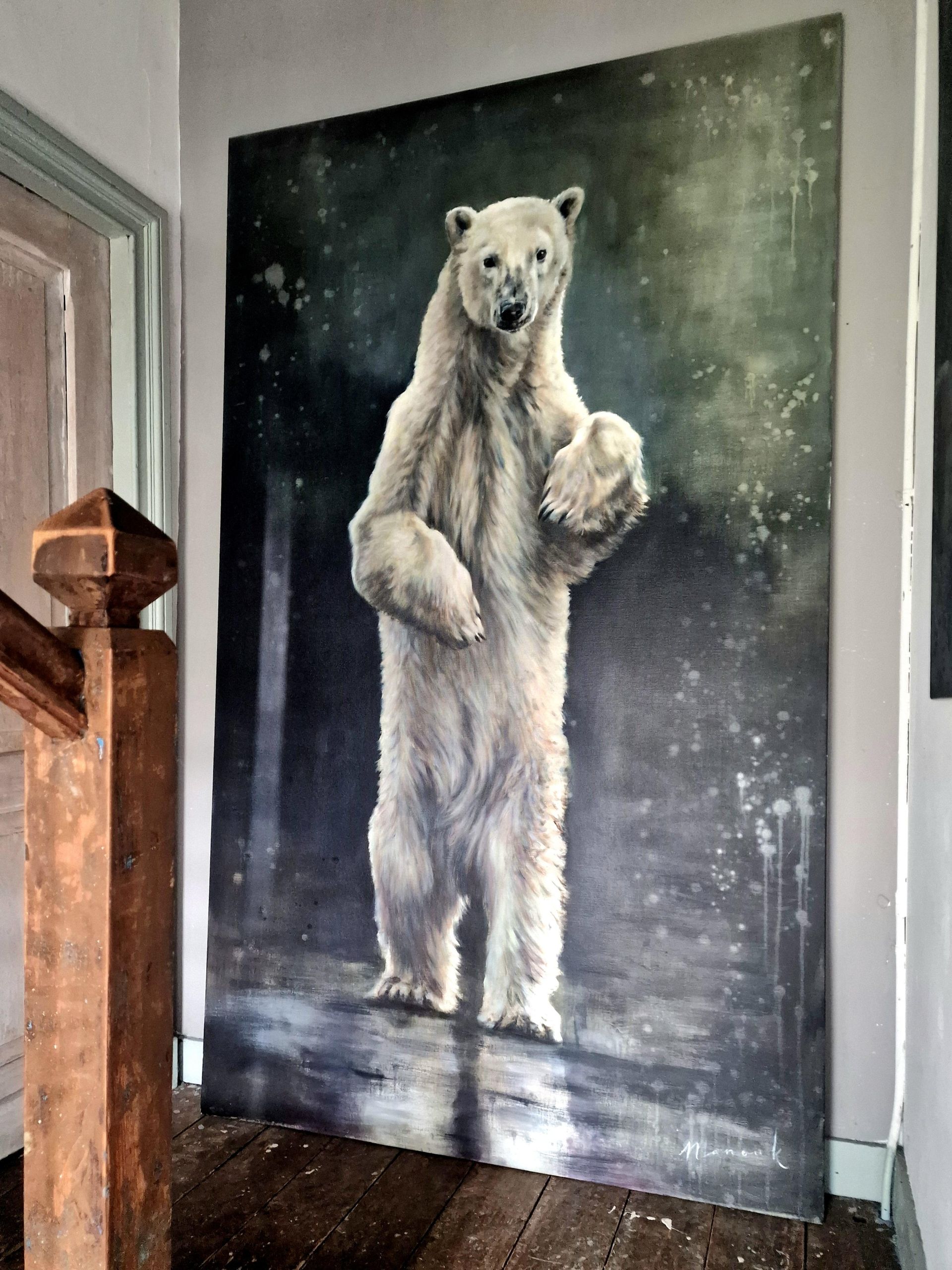 Een groot schilderij van een ijsbeer die op zijn achterpoten staat