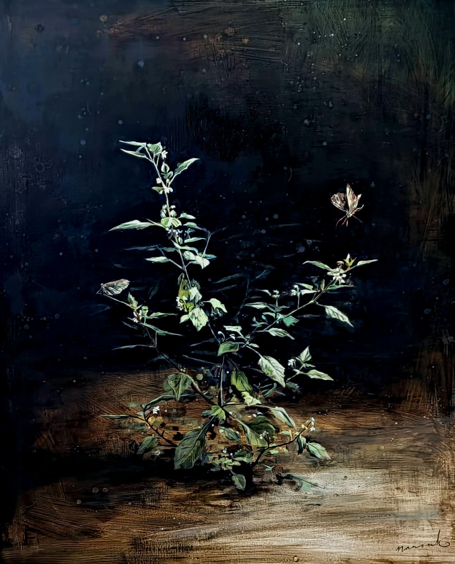 Een schilderij van een plant met een vlinder op de achtergrond.