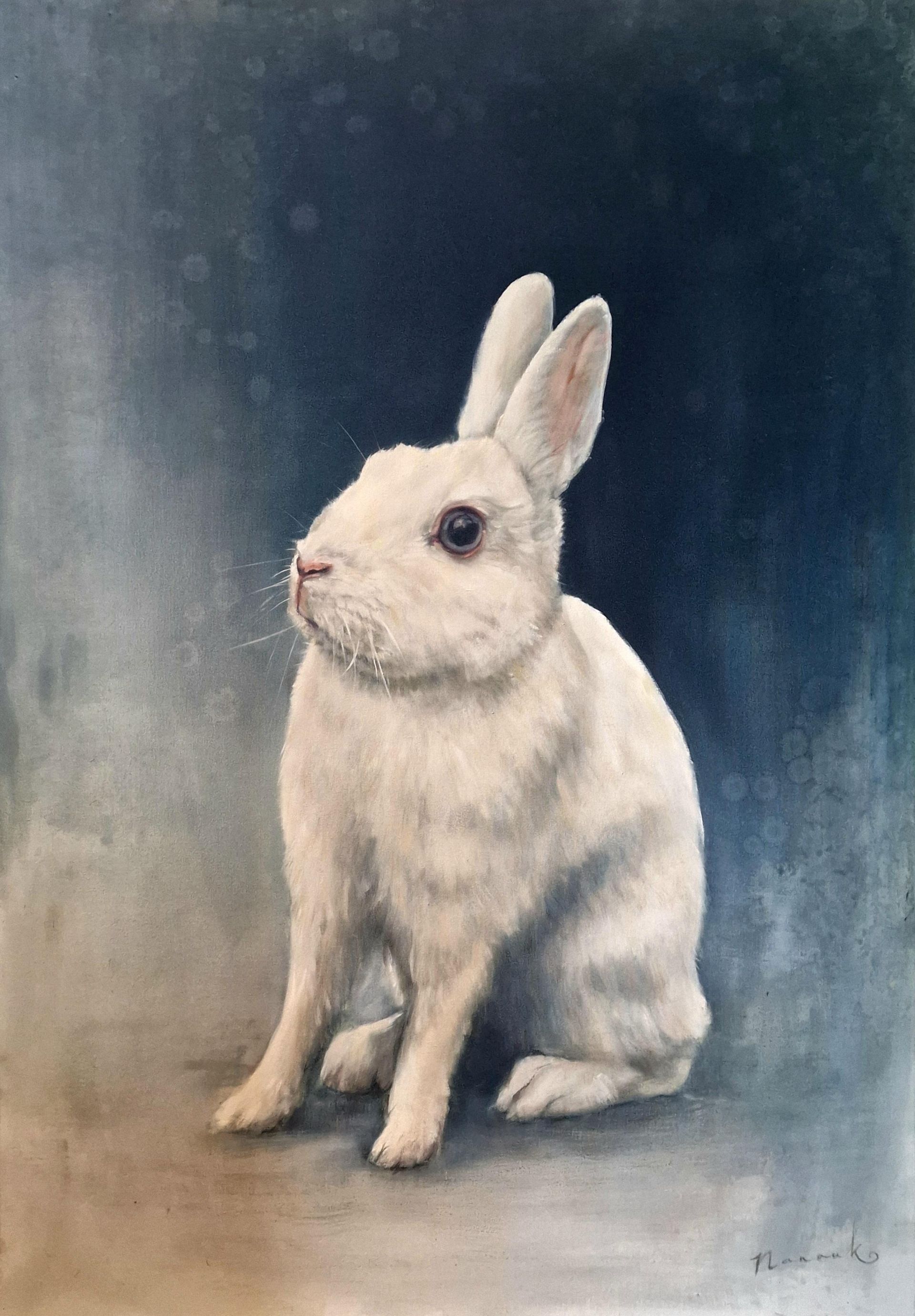 In een schilderij zit een wit konijn op een blauwe achtergrond.
