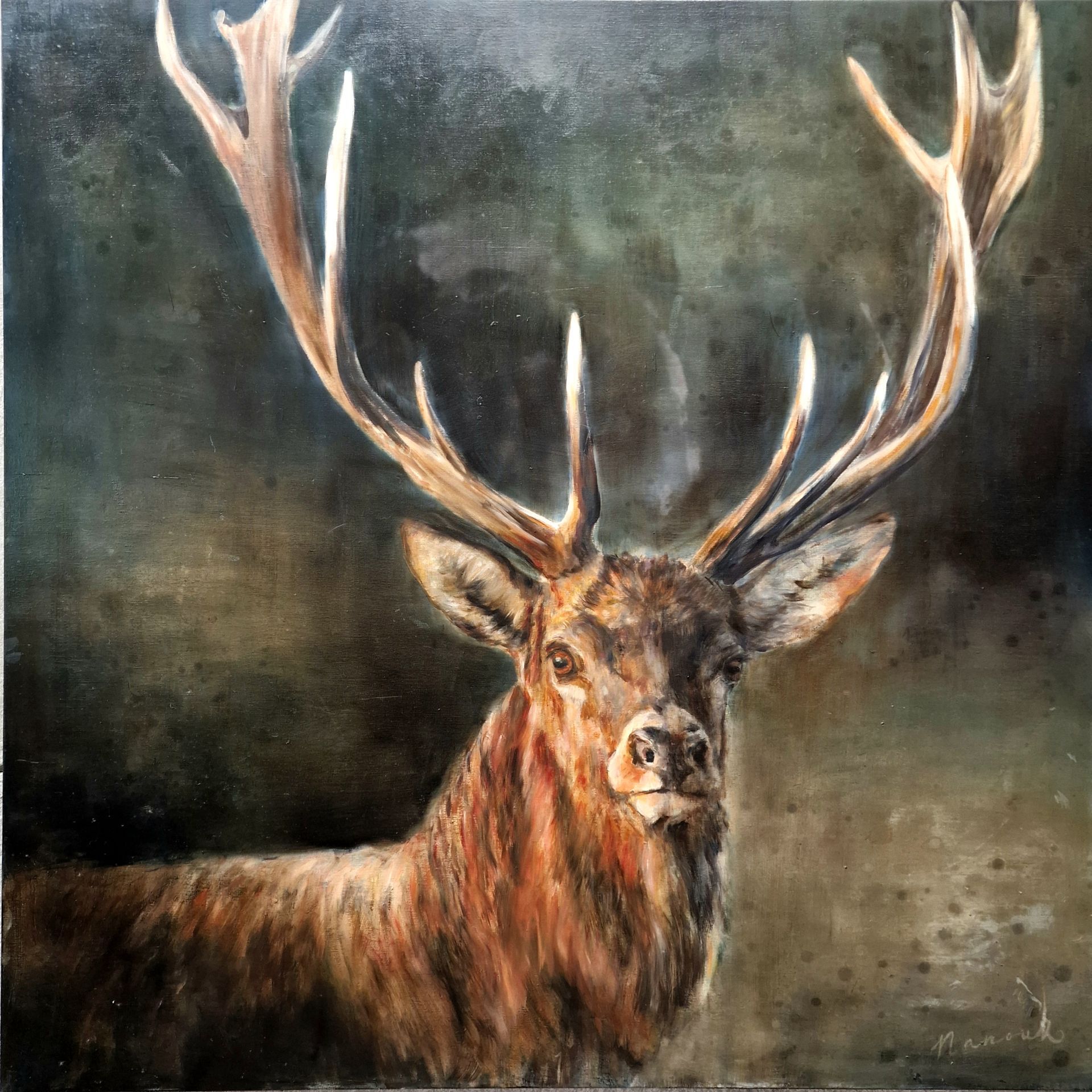 Schilderij van een hert met een groot gewei in een donker, sfeervol boslandschap.