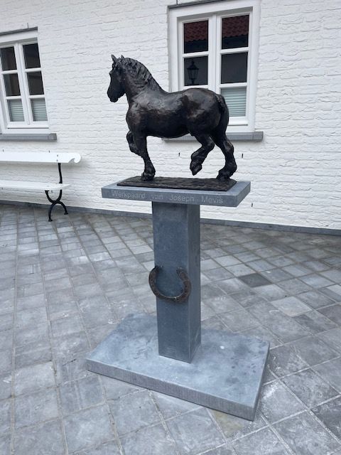 Een standbeeld van een paard dat op een voetstuk staat