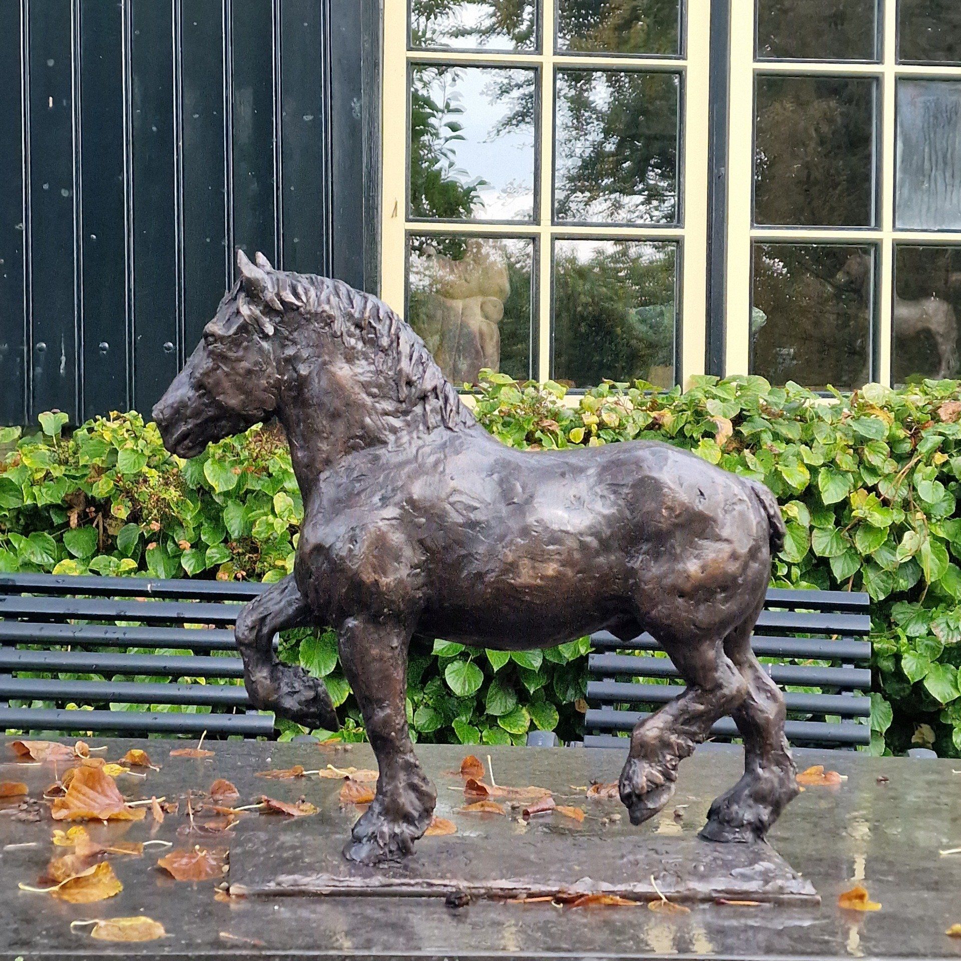 Een bronzen beeld van een paard dat op zijn achterpoten staat