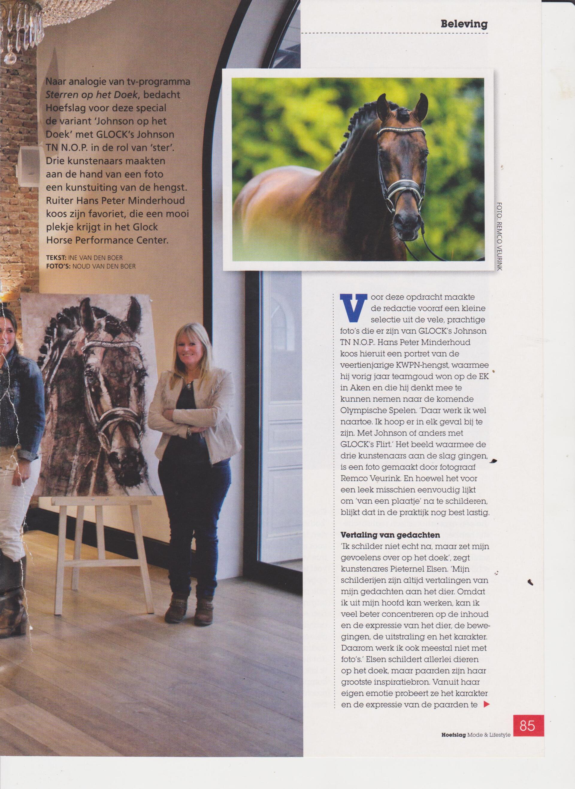 Een vrouw staat voor een schilderij van een paard.