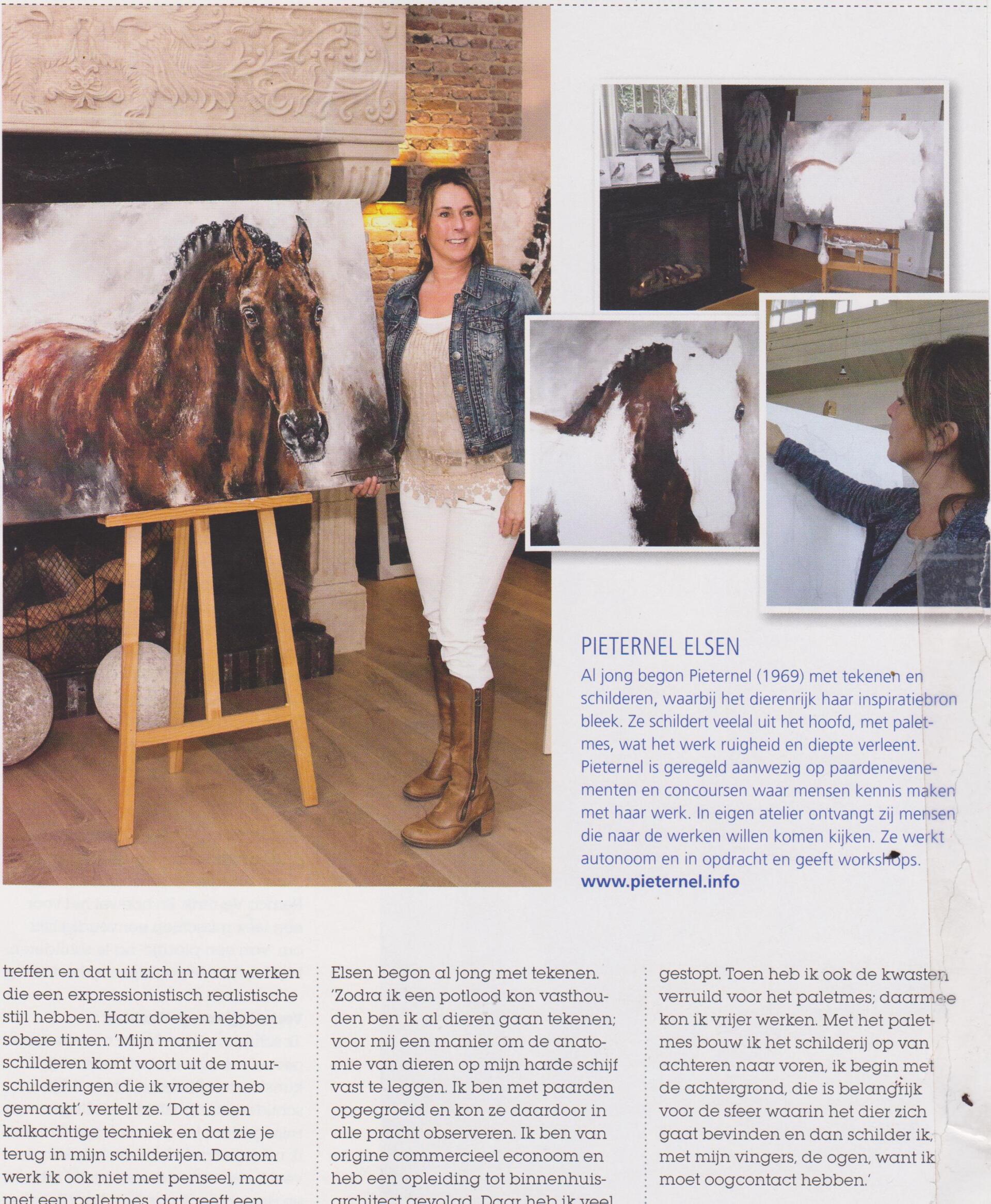 Een vrouw staat voor een schilderij van een paard