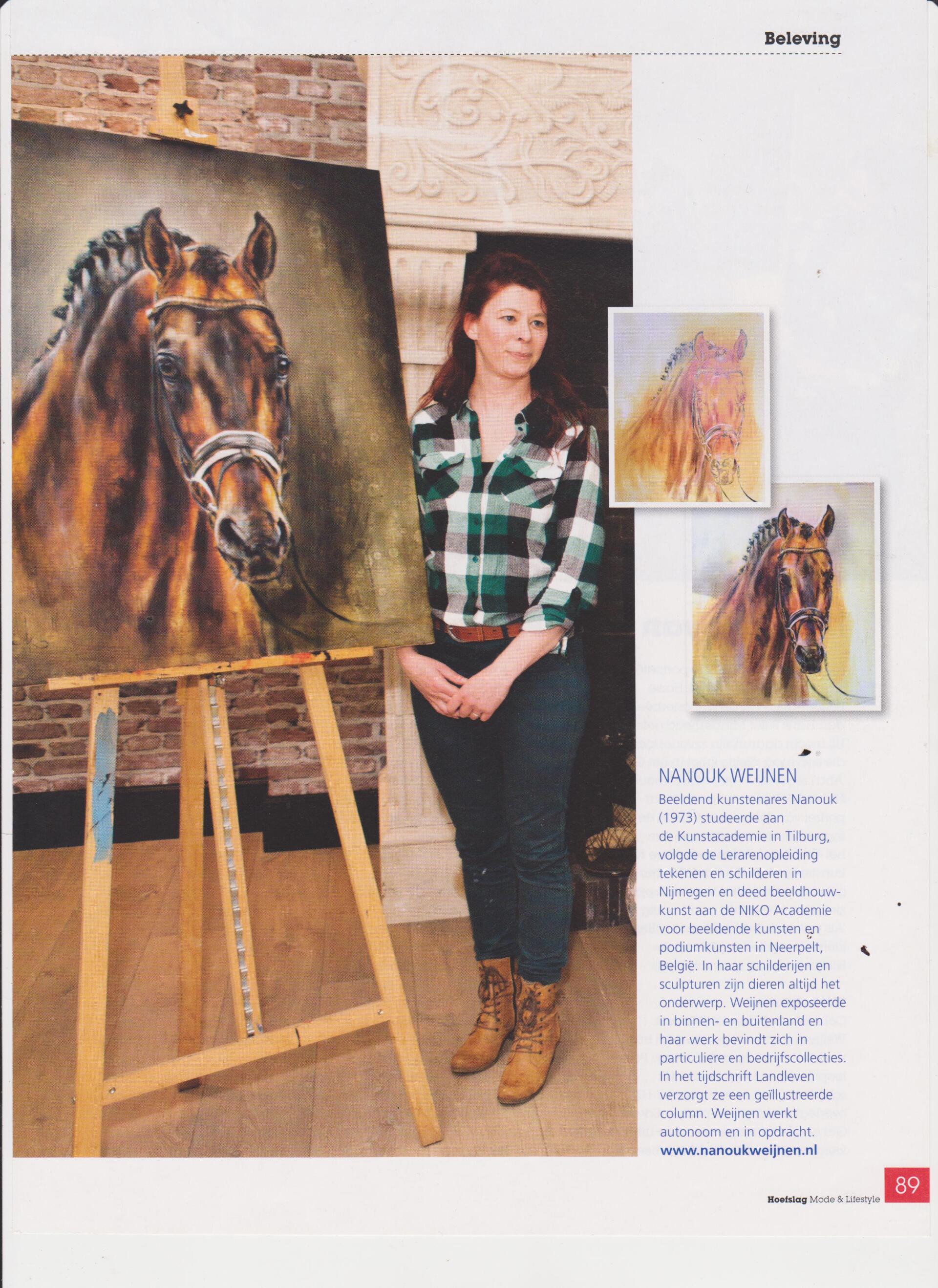 Een vrouw staat voor een schilderij van een paard