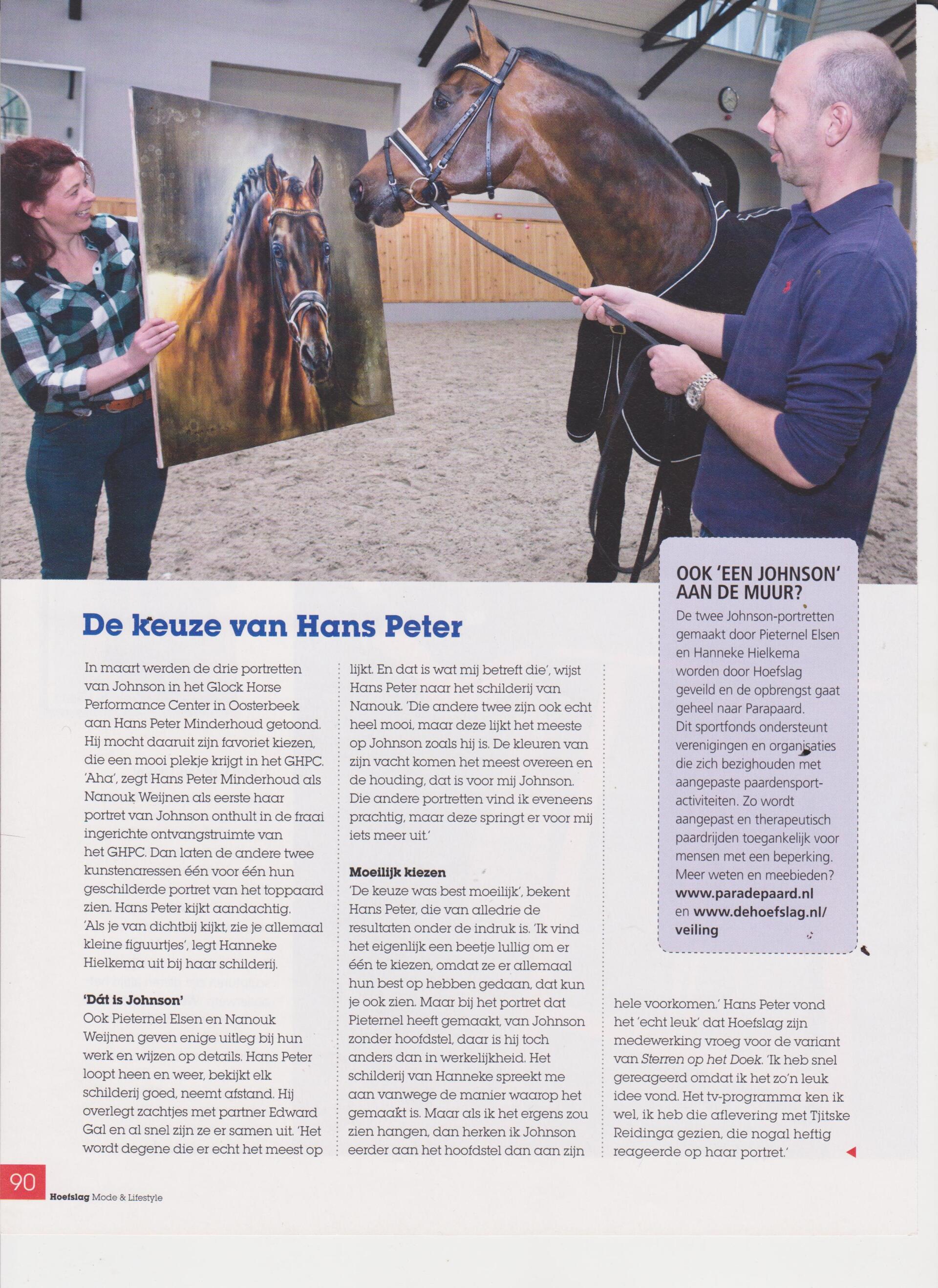 Een man en een vrouw houden een schilderij van een paard vast