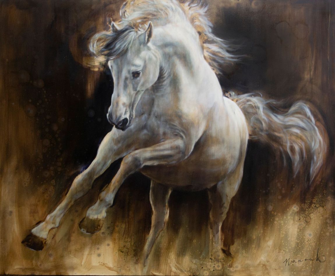 Een schilderij van een wit paard op een bruine achtergrond.