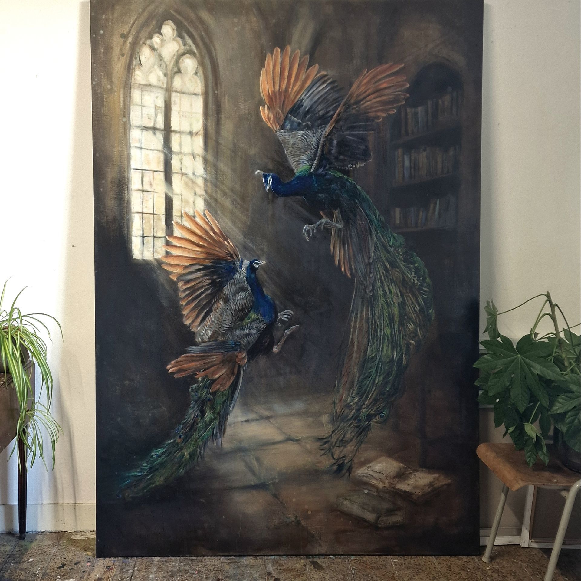 Twee blauwgroene vogels met gespreide vleugels in een schemerige kamer,