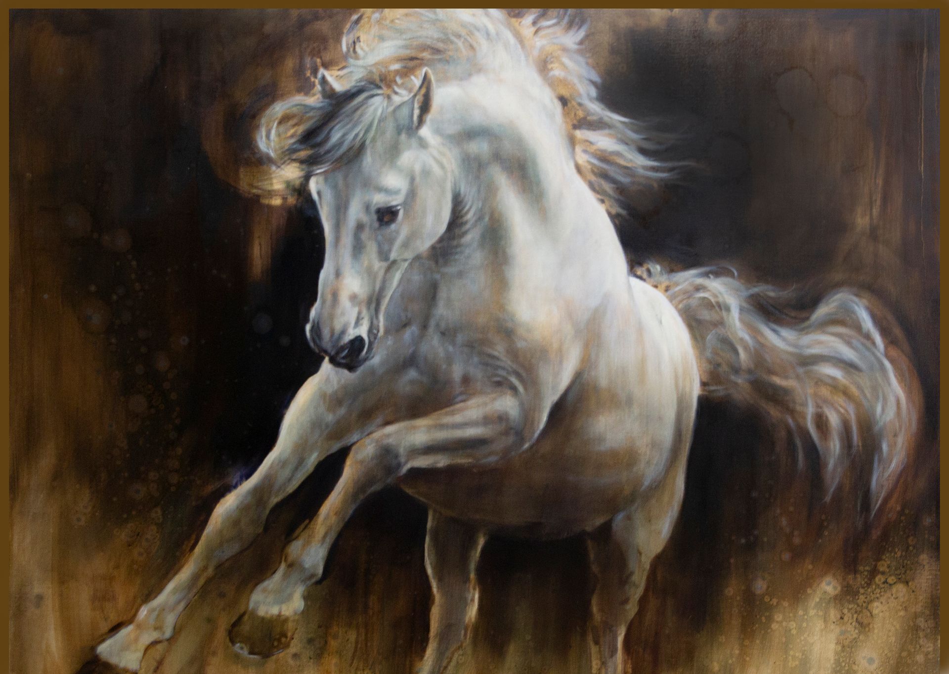 Een schilderij van een wit paard dat rent op een bruine achtergrond.