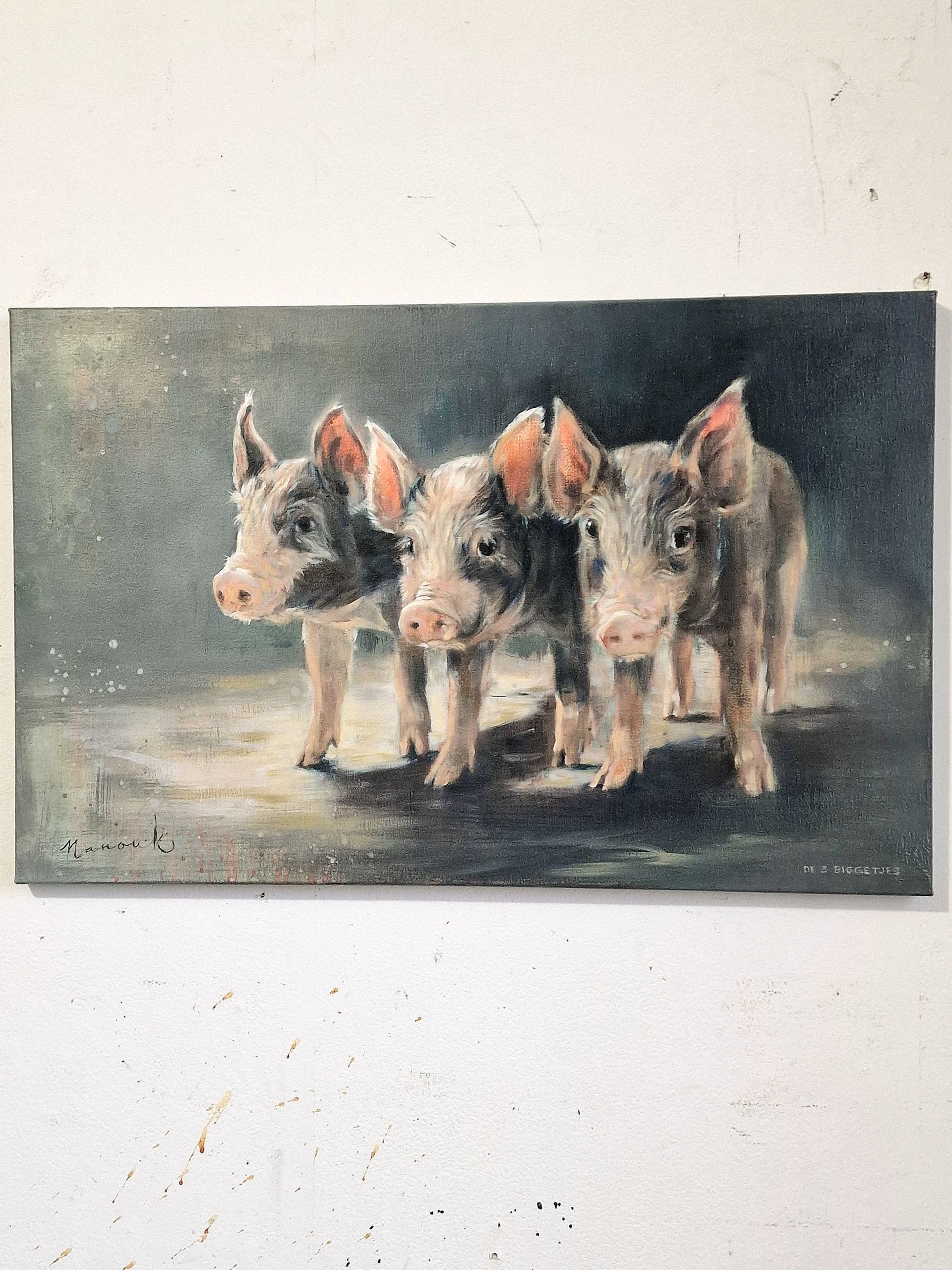Een schilderij van drie varkens die naast elkaar op een muur staan.