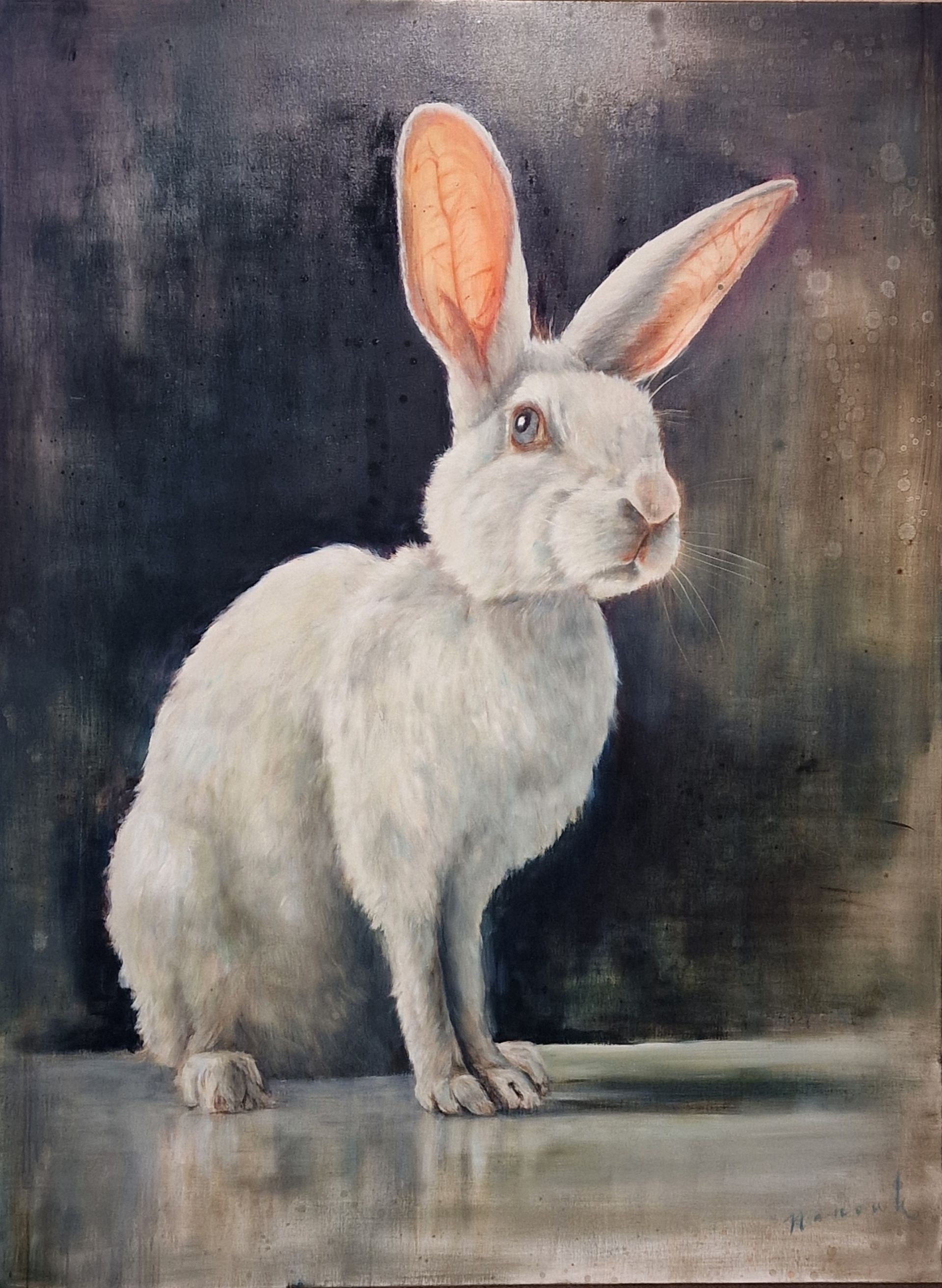 Een schilderij van een wit konijn met grote oren op een zwarte achtergrond.