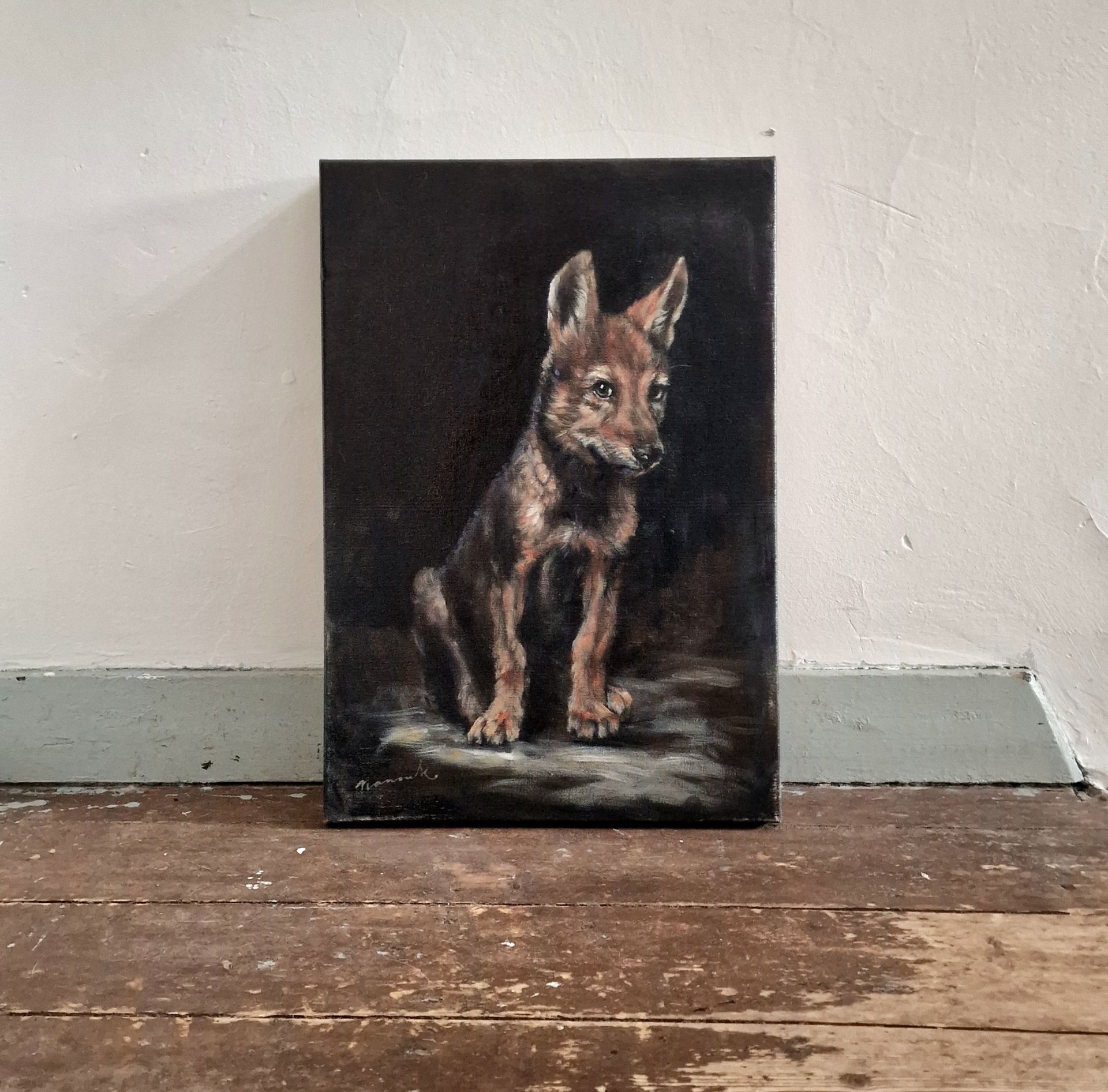 Olieverfschilderij van een vossenwelp met bruine vacht, zittend op een donkere achtergrond.