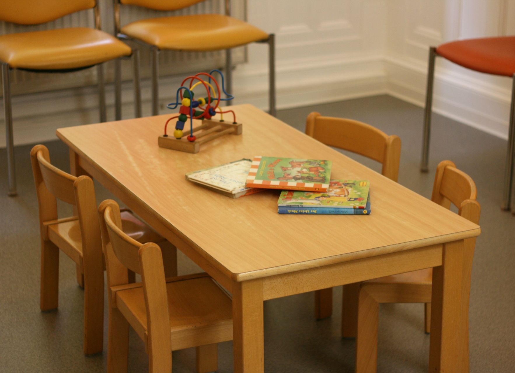 Ein Holztisch mit Stühlen und Büchern darauf