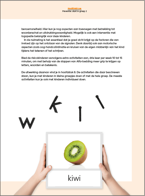 Een persoon houdt een kaart vast met een afbeelding van een kiwi, met daaronder het woord