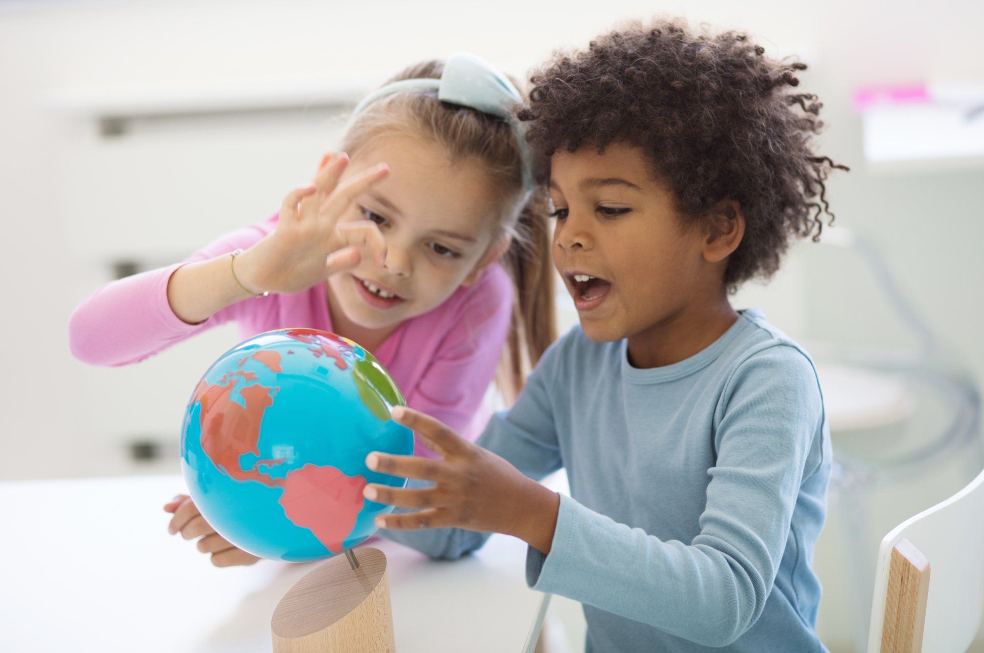 twee kinderen spelen - Pienter Publishers