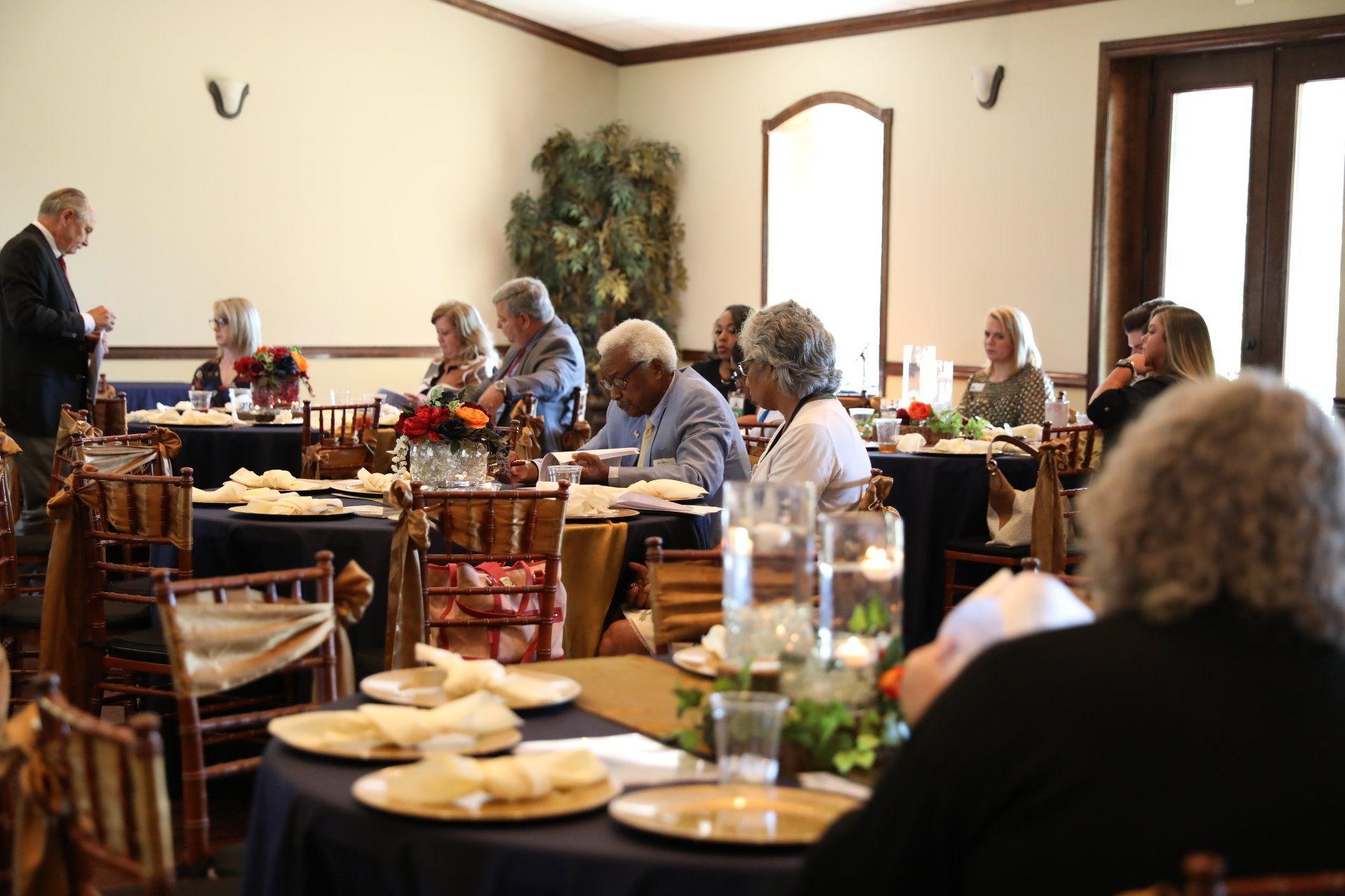 A group of people are sitting at tables in a room.