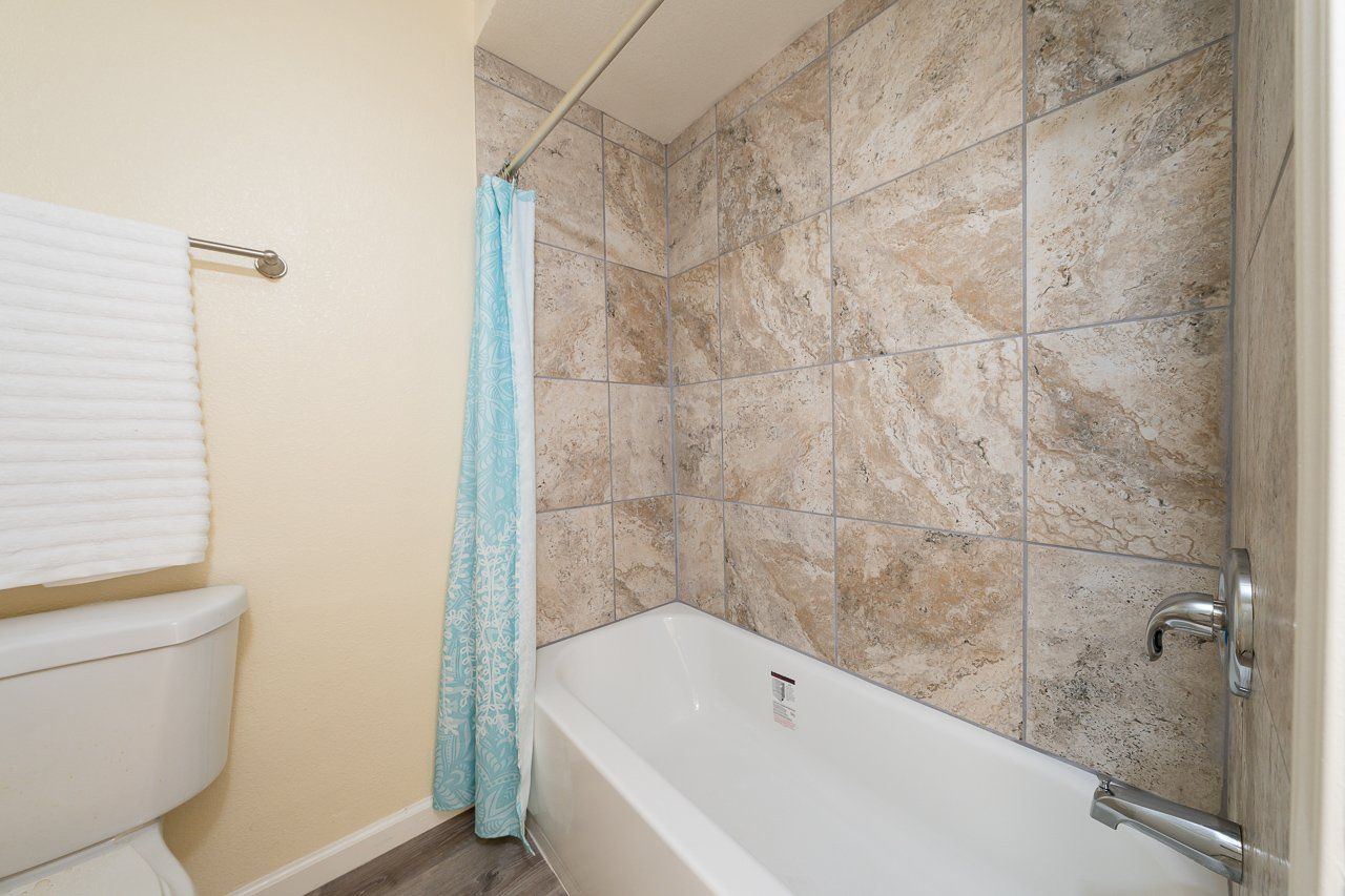 Mesa Cove Apartments bath tub