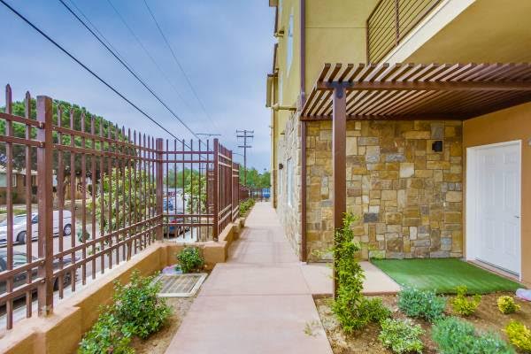 Dunlop 14 Apartments with gate