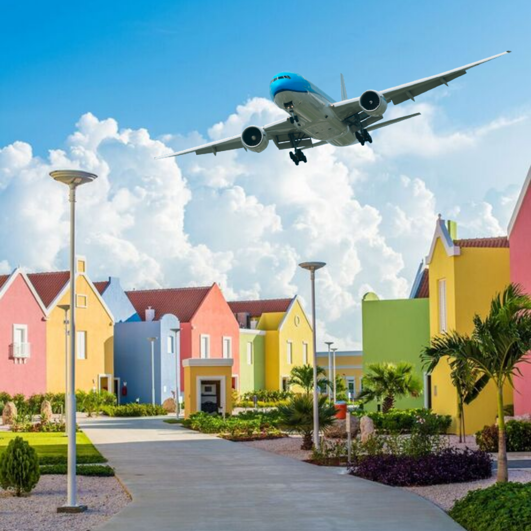 een KLM-vliegtuig dat over Corallium Bonaire Hotel vliegt