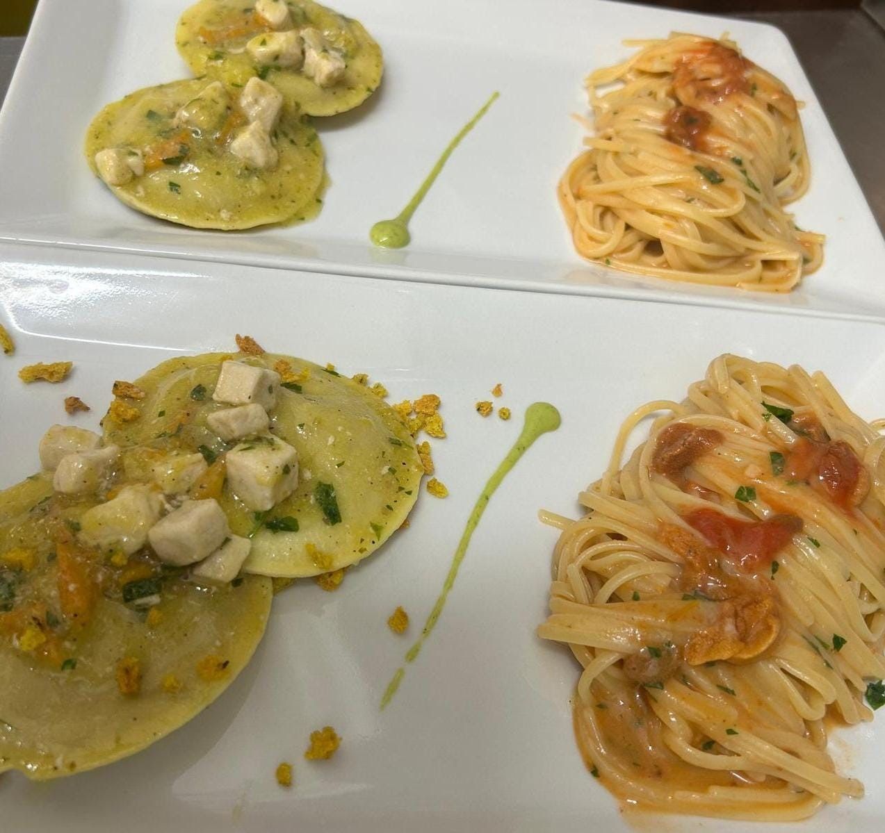 Due piatti di pasta e ravioli su un tavolo