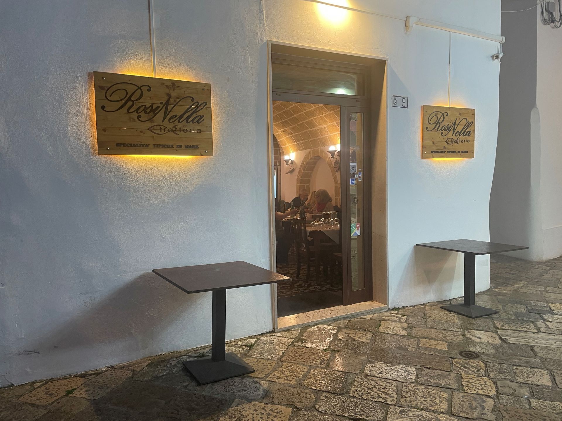 Un ristorante con due tavoli all'esterno