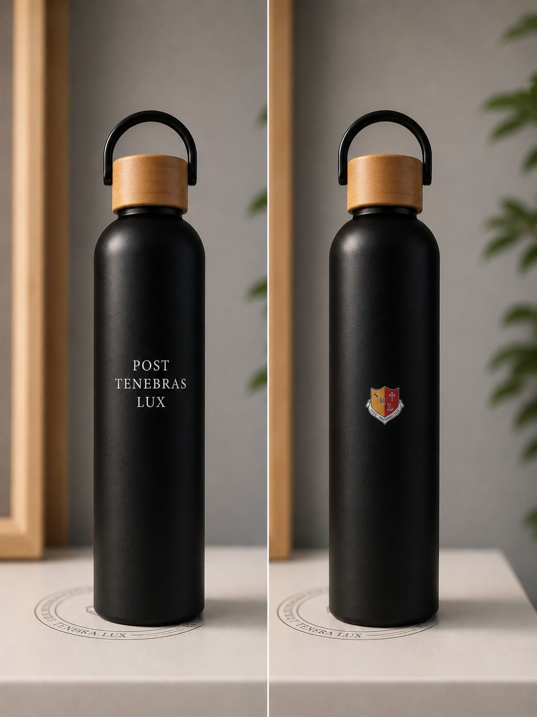 Dos botellas de agua negras con tapones y asas de madera