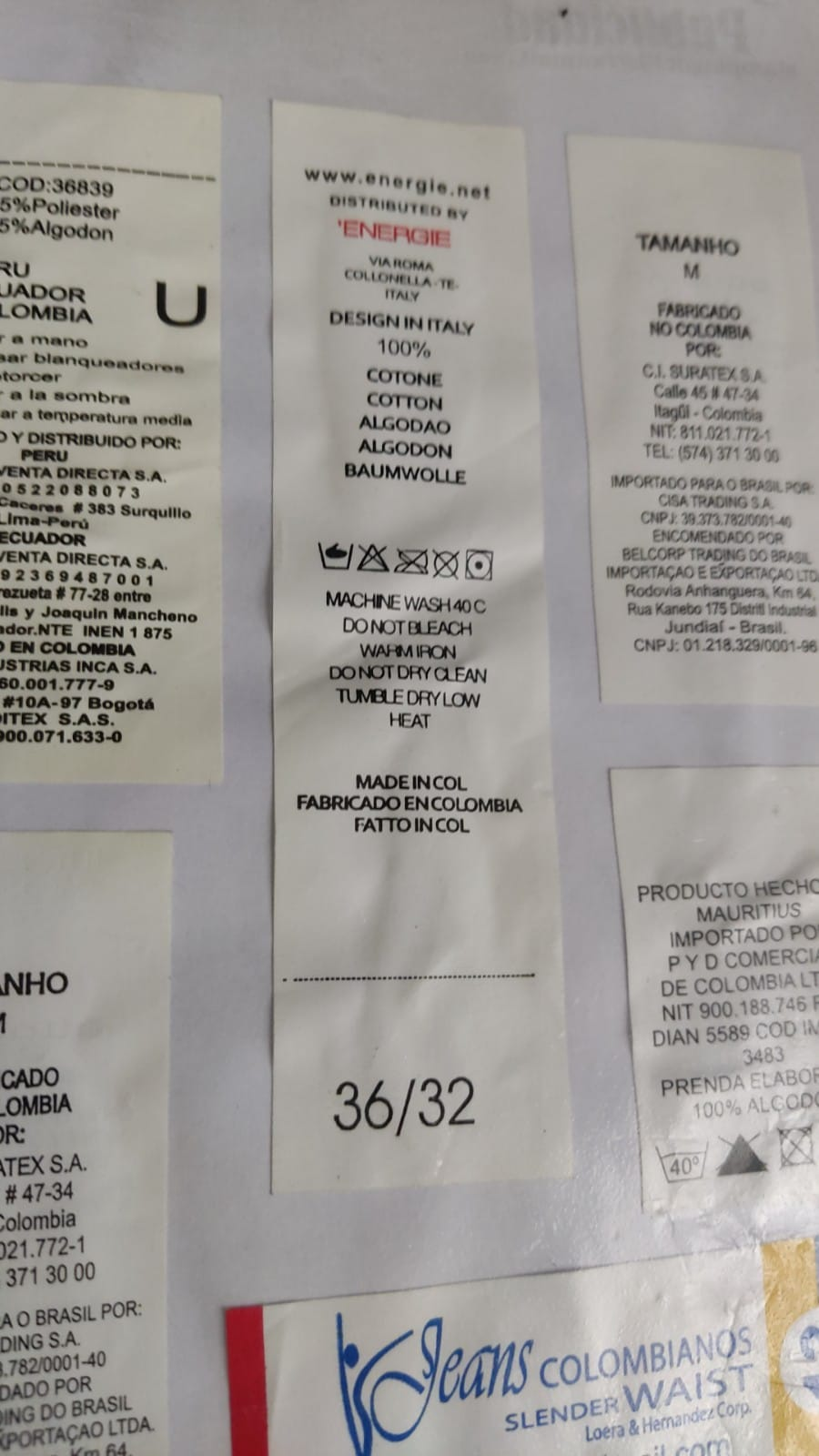 Primer plano de varias etiquetas de productos blancas con texto