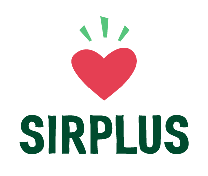 Sirplus-Logo mit rotem Herz und grünen Strahlen über dunkelgrünem Text