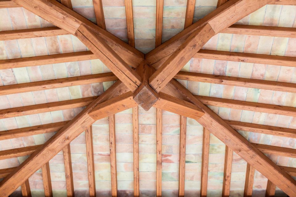 Camera matrimoniale con soffitto a travi