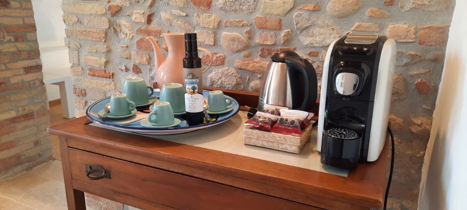 Camera per famiglia con macchina del caffè