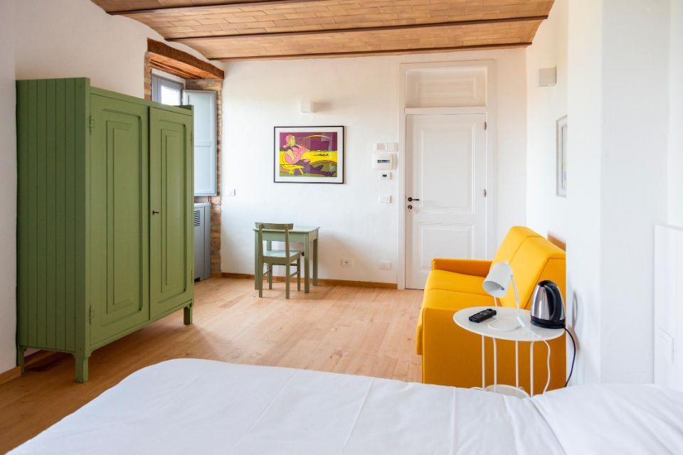 Camera con letto matrimoniale e divano letto