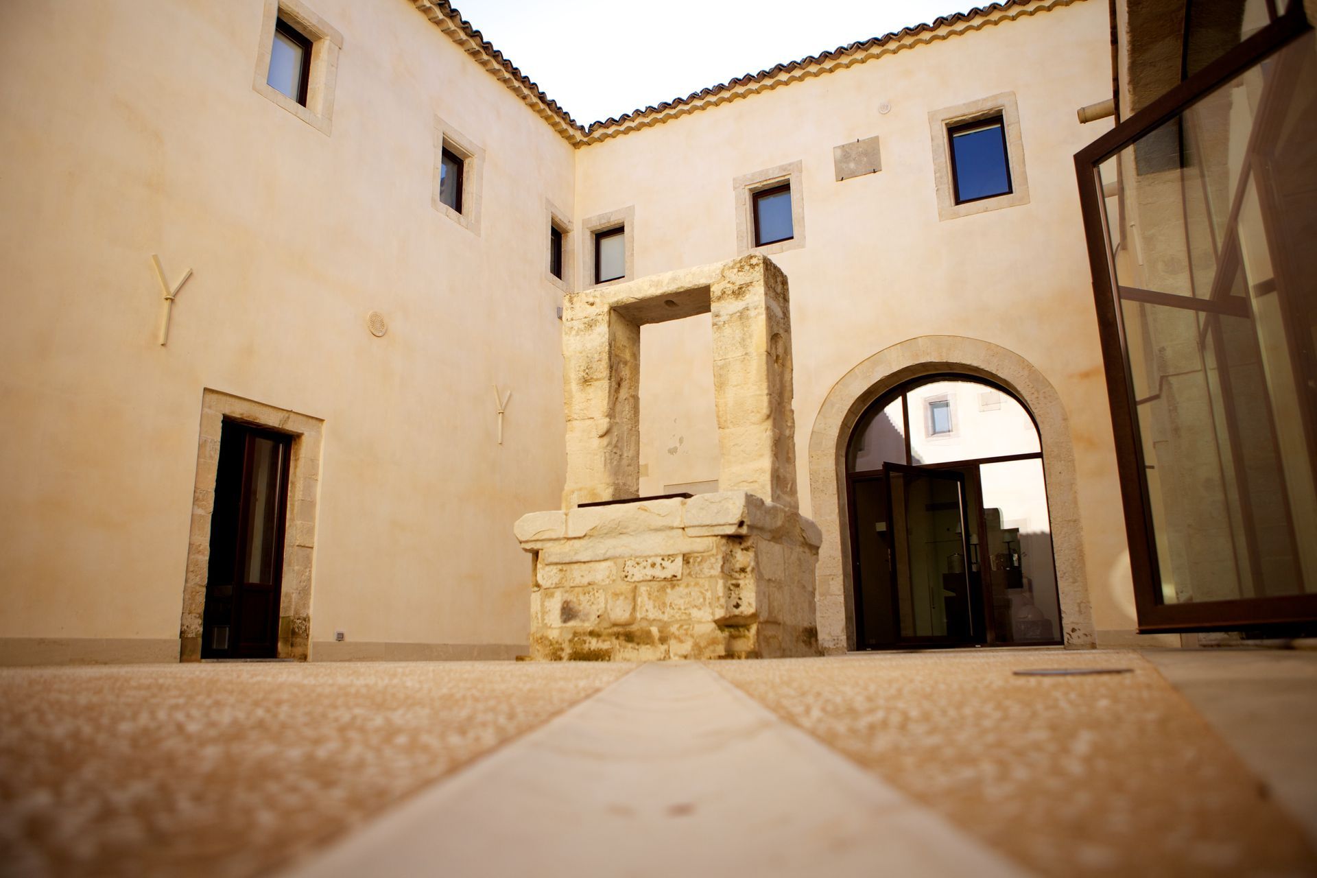 Un edificio con un pozzo al centro | Antico Convento dei Cappuccini | Ragusa Ibla | Sicilia