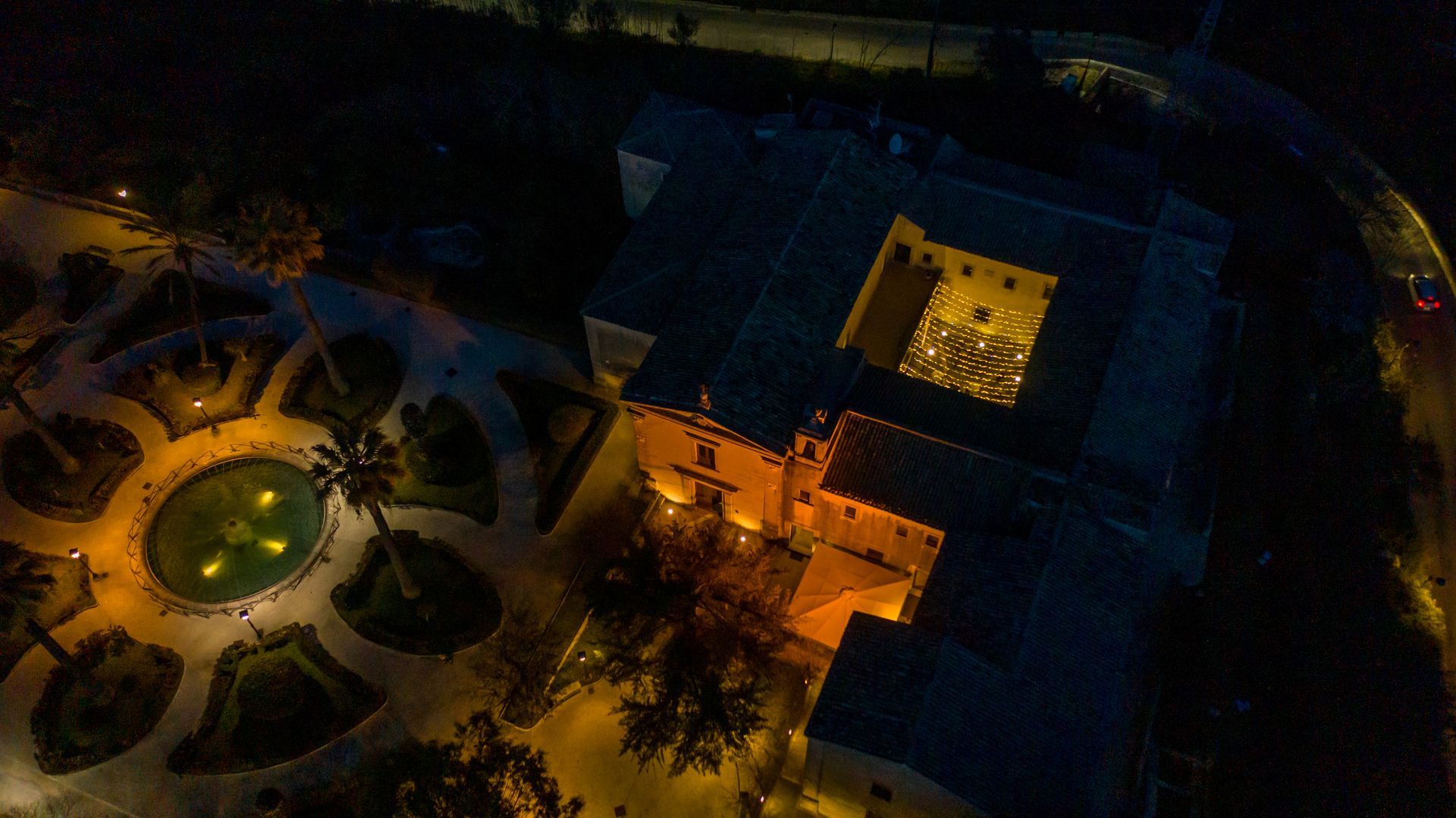 Una veduta aerea di un edificio di notte con una fontana di fronte | Antico Convento dei Cappuccini | Ragusa Ibla | Sicilia